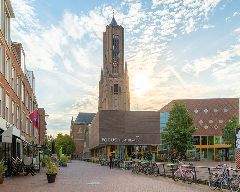 Theather in Arnhem voor de historische kerk