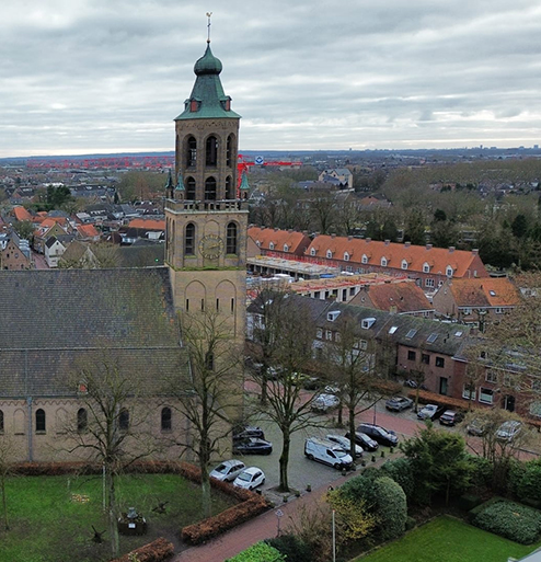 Luchtfoto van monumentale kerk met toren en woonwijk in Arnhem