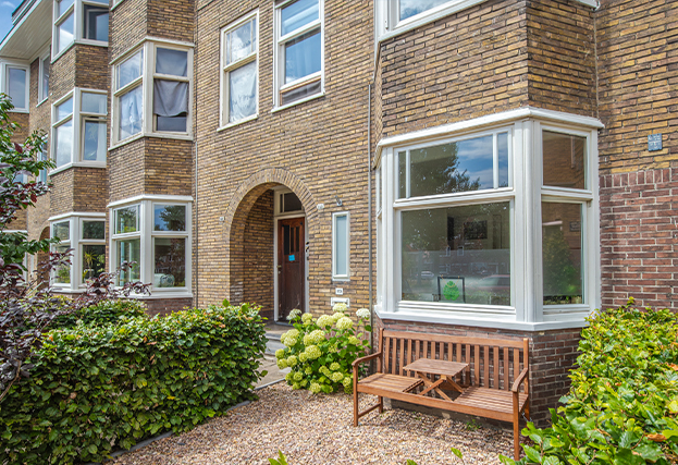 Bakstenen hoekwoning met erker, voortuin en authentieke entree